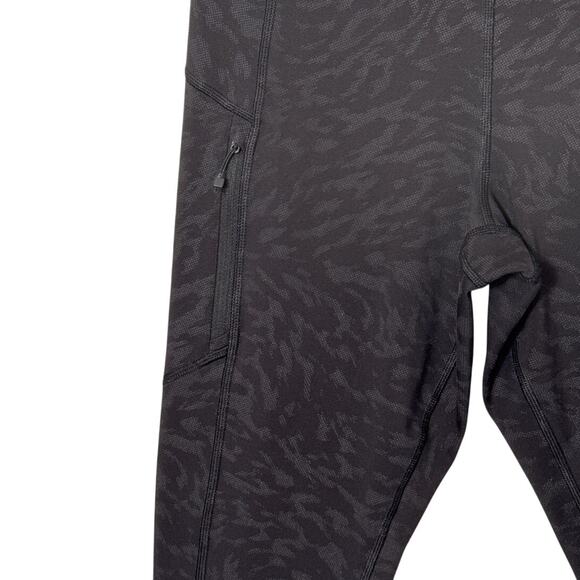 Athleta Rainier Reflective Printed Tight Lynx Black Size MP - Picture 11 of 12
